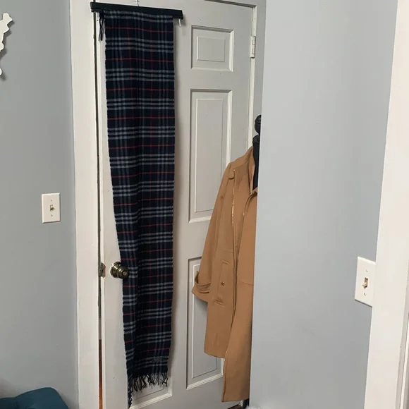 Authentic Burberrys (vintage) black plaid scarf - Picture 11 of 17